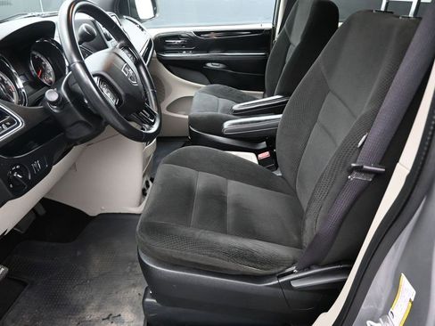 Used 2016 Dodge Grand Caravan SE image 9