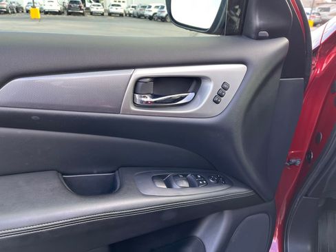 Used 2019 Nissan Pathfinder SL image 14