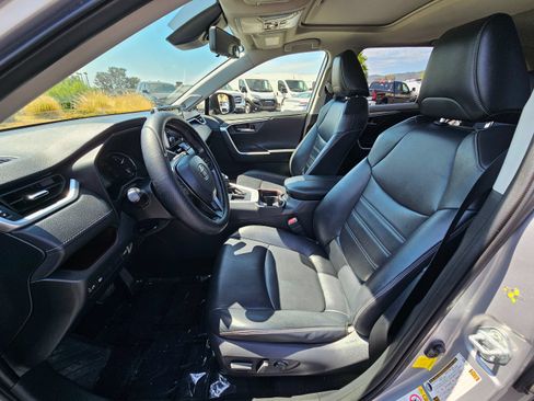 Used 2019 Toyota RAV4 Limited w/ Carpet Mat Package FWD image 17
