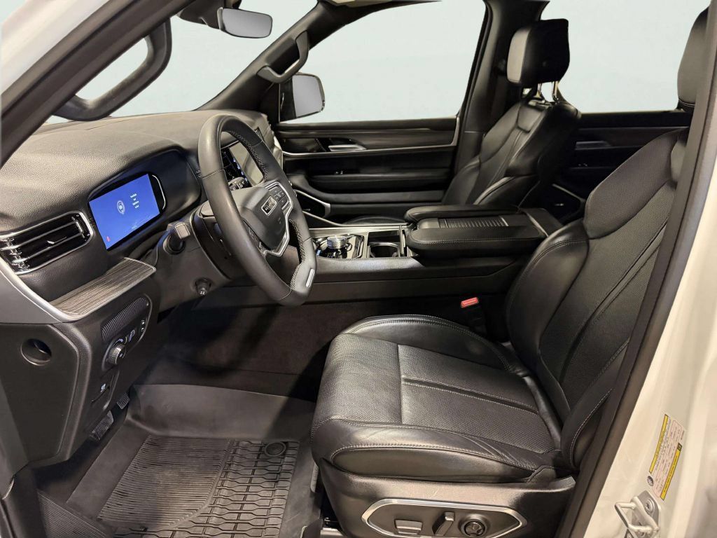 Used 2024 Jeep Wagoneer L Series II w/ Flexible Seating Group AWD/4WD image 13