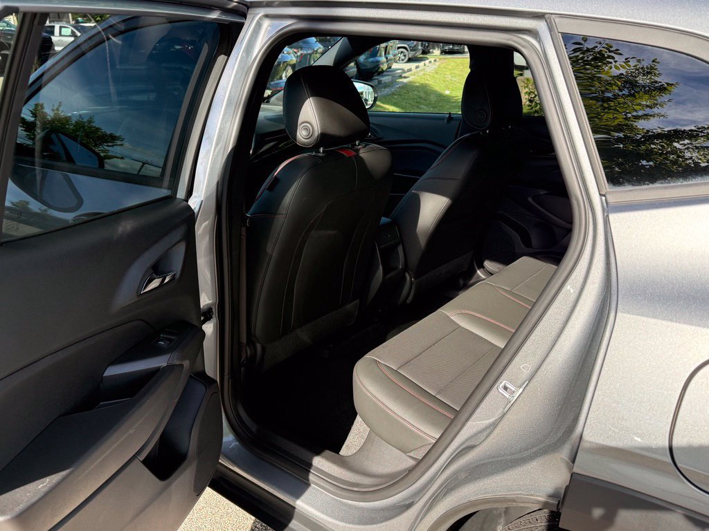 Used 2025 Chevrolet Trax RS w/ Driver Confidence Package FWD image 11