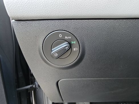 Certified 2022 Volkswagen Taos SE FWD image 24