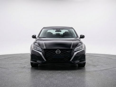 Used 2025 Nissan Altima 2.5 SV FWD image 2