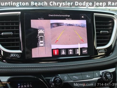 Used 2026 Chrysler Pacifica Select image 30