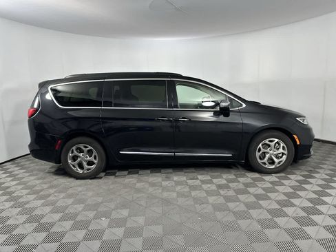 Used 2023 Chrysler Pacifica Limited FWD image 9