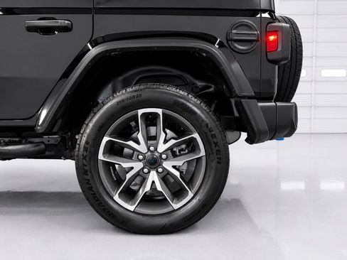 Used 2024 Jeep Wrangler Unlimited w/ Convenience Group AWD/4WD image 10