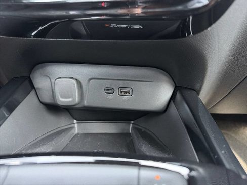 Used 2025 Chevrolet Trax RS w/ Sunroof Package FWD image 13