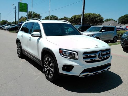Used 2021 Mercedes-Benz GLB 250 w/ Premium Package image 4