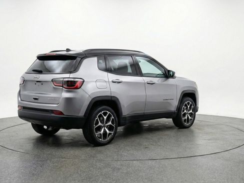 Used 2025 Jeep Compass Limited image 9