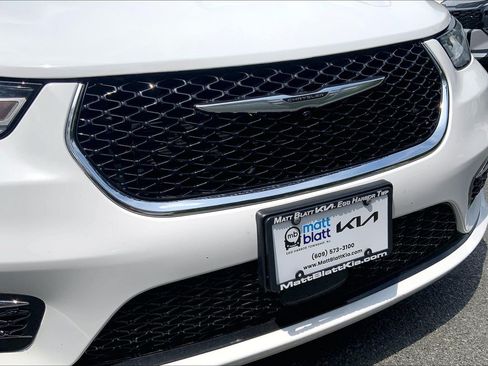 Used 2024 Chrysler Pacifica Touring-L FWD image 32