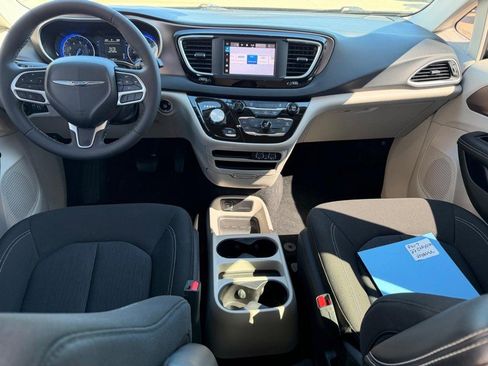 Used 2022 Chrysler Voyager LX FWD image 12