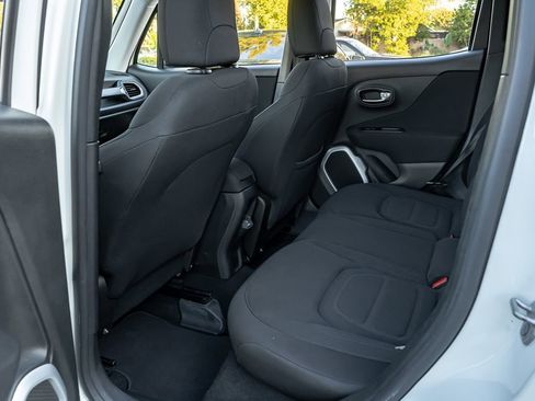 Used 2018 Jeep Renegade Latitude image 9