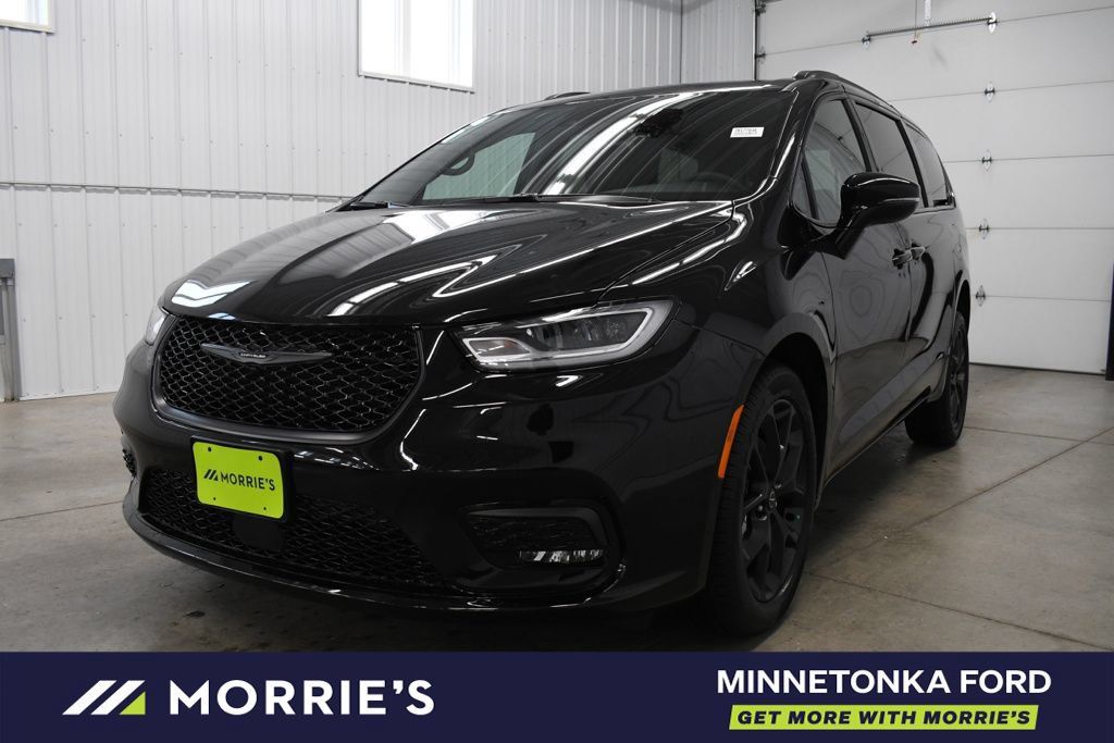 Used 2026 Chrysler Pacifica Select w/ S Appearance Package FWD image 2