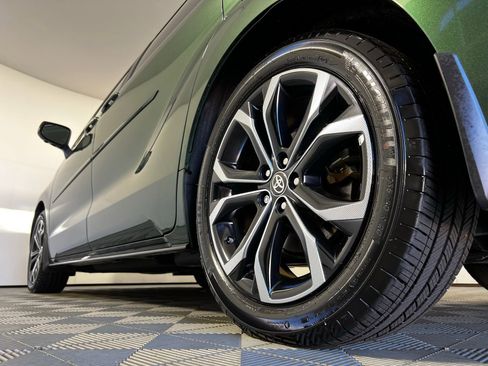 Used 2025 Toyota Sienna Platinum image 34