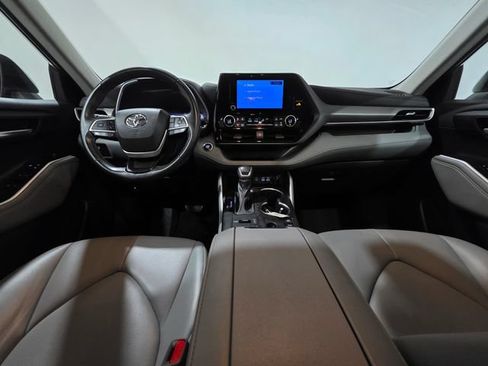 Used 2023 Toyota Highlander XLE AWD/4WD image 14