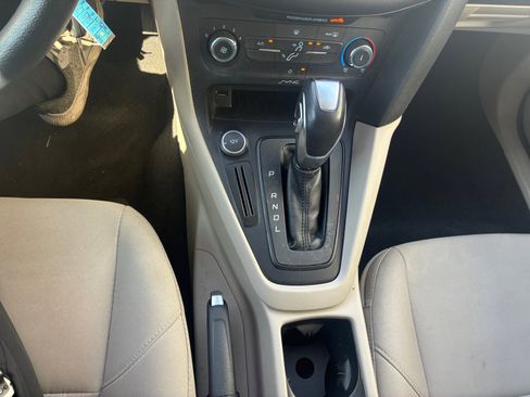 Used 2016 Ford Focus SE w/ SE Power Seat Package image 25