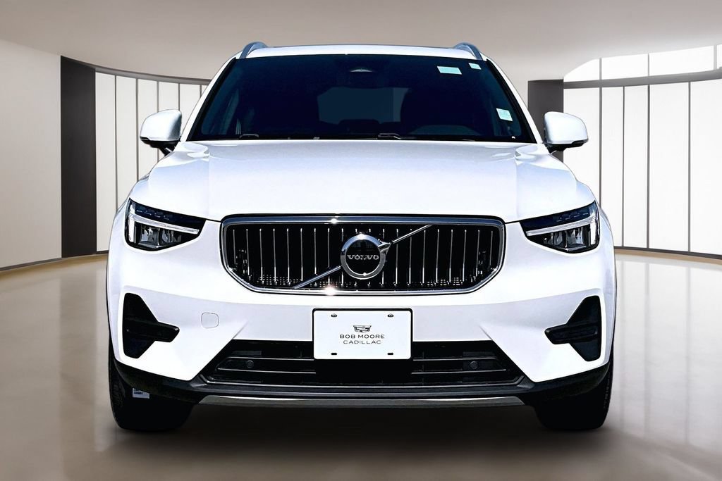 Used 2025 Volvo XC40 B5 Core AWD/4WD image 3