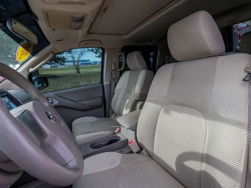 Used 2010 Nissan Frontier SE w/ Moonroof Pkg AWD/4WD image 12