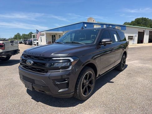 Used 2024 Ford Expedition Limited AWD/4WD image 2