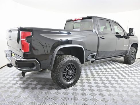 Used 2025 Chevrolet Silverado 2500 ZR2 w/ Technology Package image 7