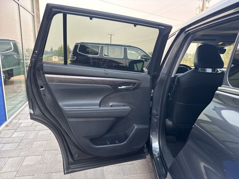 Used 2021 Toyota Highlander Limited image 11