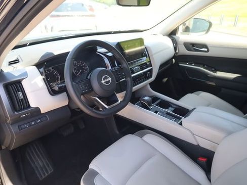 Used 2025 Nissan Pathfinder SL FWD image 9