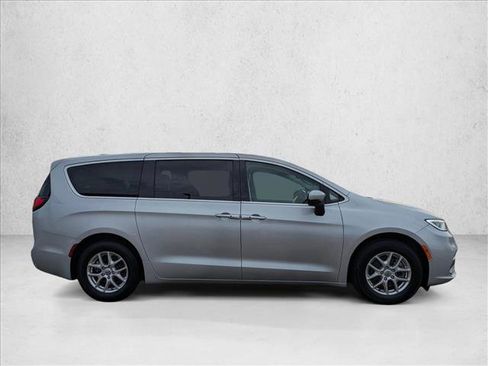 Used 2023 Chrysler Pacifica Touring-L FWD image 4