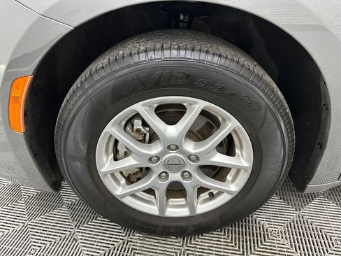Used 2023 Chrysler Pacifica Touring-L FWD image 13