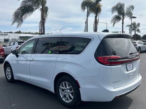 Used 2025 Chrysler Pacifica Select image 6