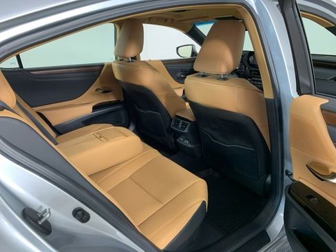 Used 2025 Lexus ES 300h w/ Premium Package image 39