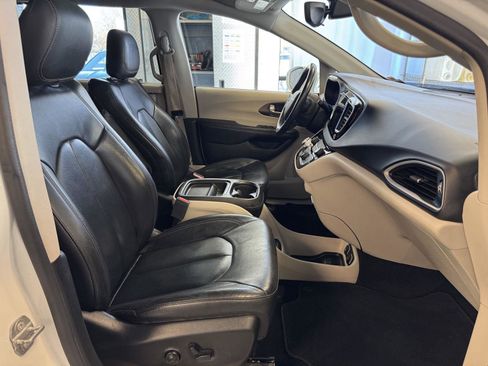 Used 2018 Chrysler Pacifica Touring-L w/ Tire & Wheel Group image 25