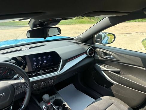 Used 2025 Chevrolet Trax RS w/ Driver Confidence Package FWD image 40