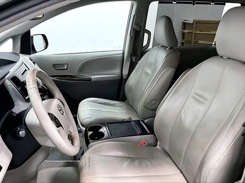 Used 2013 Toyota Sienna XLE image 32
