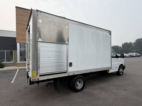 Used 2016 Chevrolet Express 4500 RWD image 25