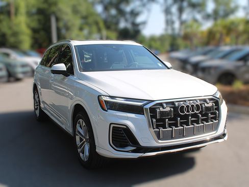 Used 2025 Audi Q7 3.0T Premium AWD/4WD image 17