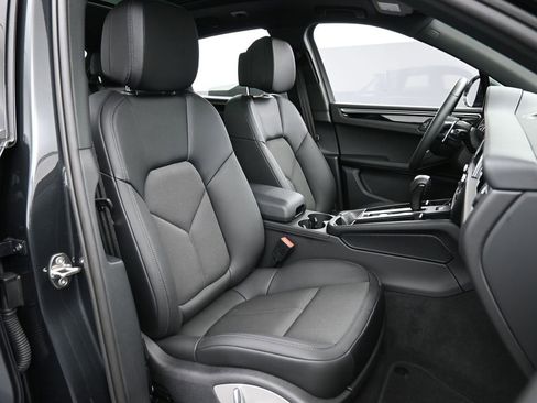 Certified 2025 Porsche Macan AWD/4WD image 31