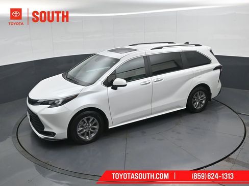 Used 2025 Toyota Sienna XLE FWD image 56