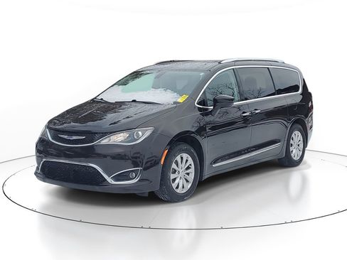 Used 2018 Chrysler Pacifica Touring-L image 2