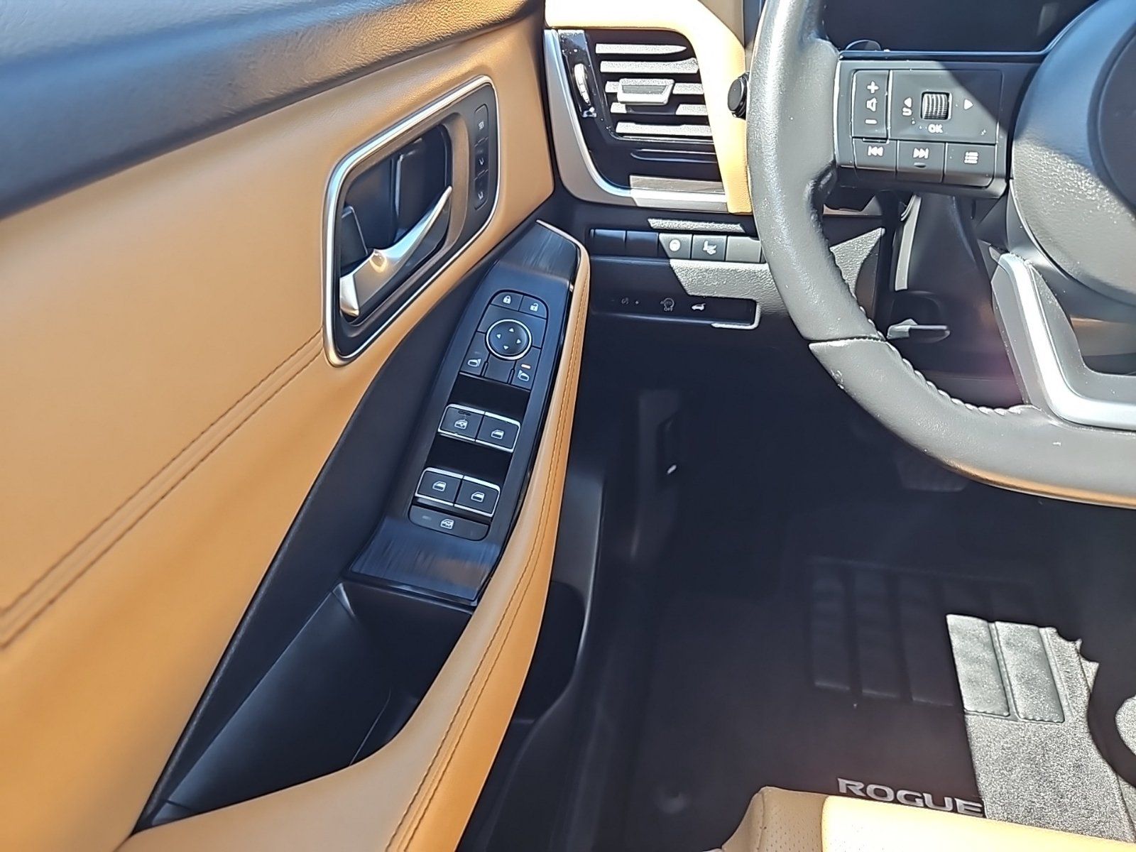 Used 2023 Nissan Rogue Platinum w/ Platinum Premium Package FWD image 16