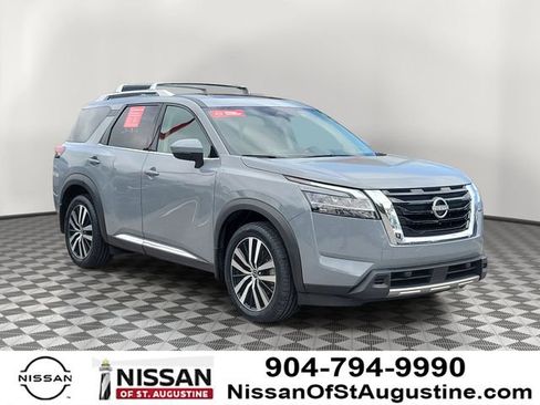 Used 2024 Nissan Pathfinder Platinum image 1