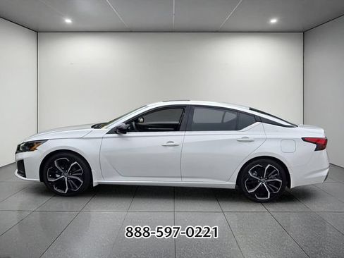 Used 2023 Nissan Altima 2.5 SR w/ SR Premium Package FWD image 2