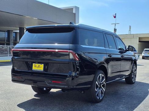 New 2026 Lincoln Navigator L Reserve AWD/4WD image 2