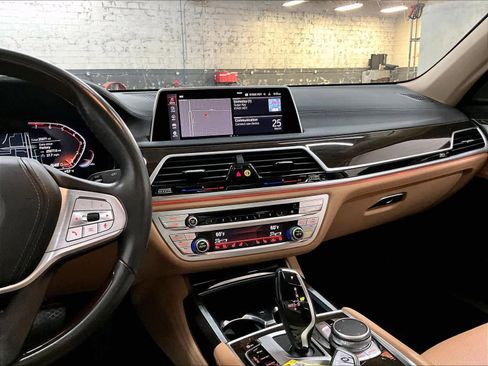 Used 2022 BMW 740i w/ Premium Package image 8
