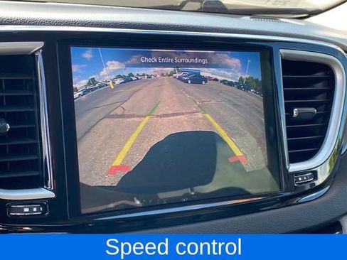 Used 2024 Chrysler Pacifica Touring-L image 12