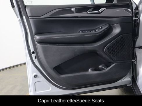 Used 2023 Jeep Grand Cherokee Altitude AWD/4WD image 18