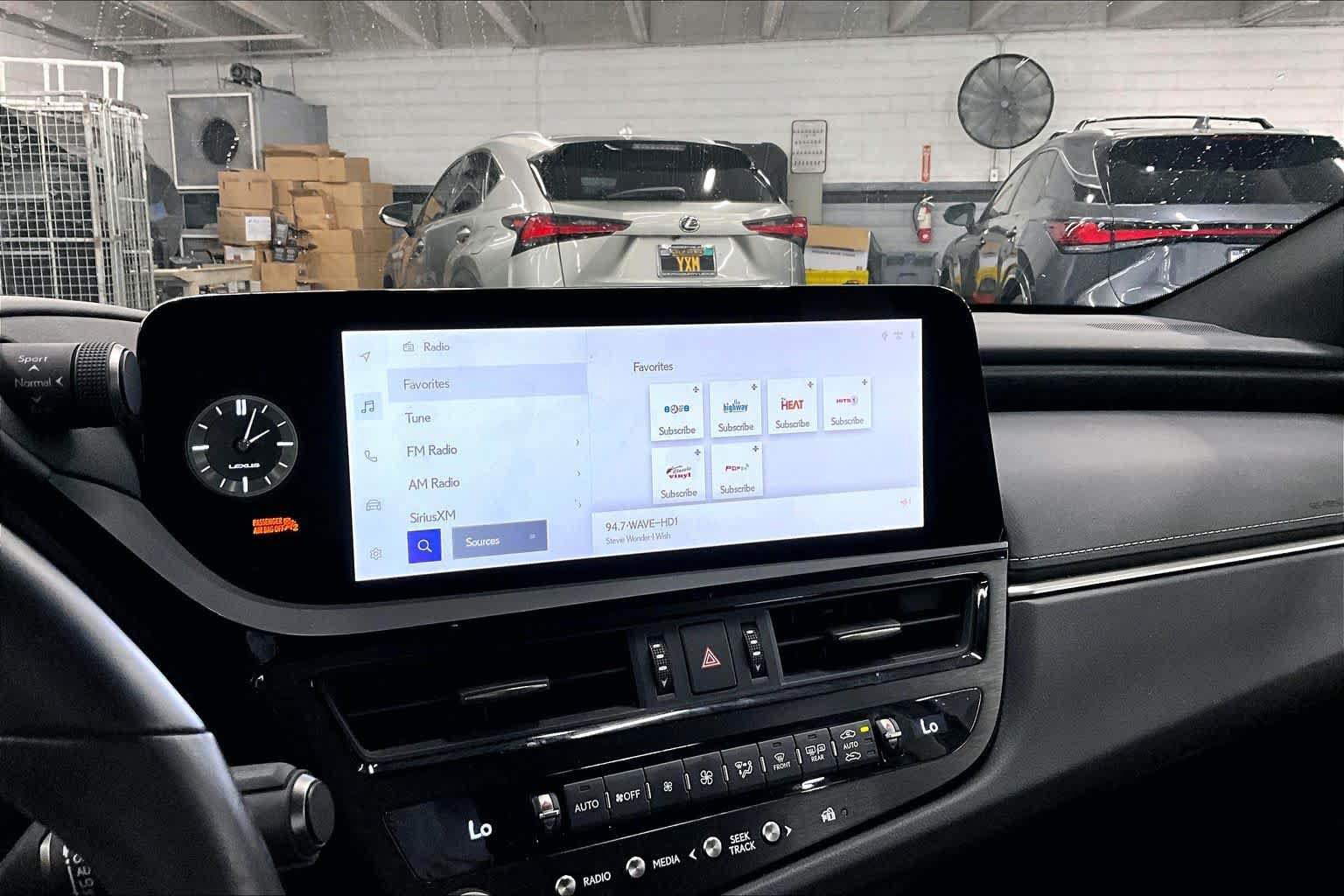 Used 2024 Lexus ES 300h w/ Premium Package FWD image 35