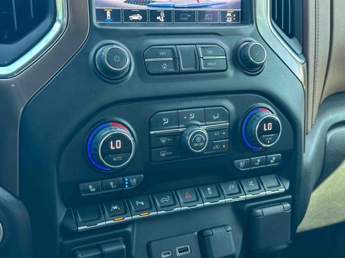 Used 2021 Chevrolet Silverado 1500 High Country image 32