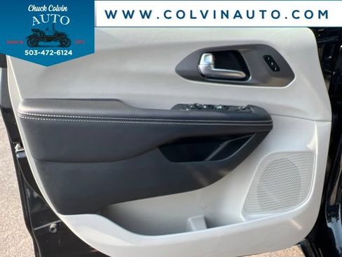 Used 2023 Chrysler Pacifica Touring-L FWD image 12