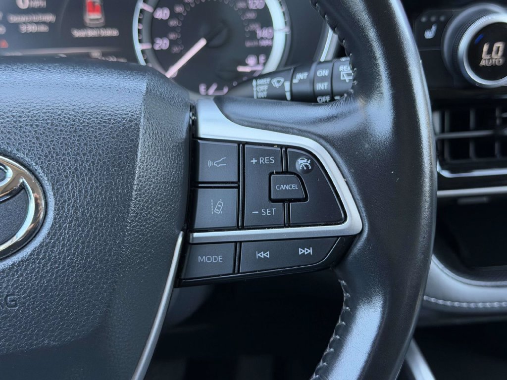 Used 2023 Toyota Highlander XLE FWD image 10