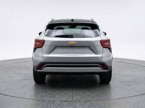 Used 2025 Chevrolet Trax LT FWD image 7